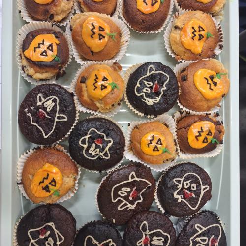 Halloween-Muffins mit Gespenstern und Kürbissen