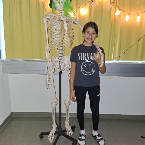 Eine Schülerin der 1a mit Skelett Ryan.