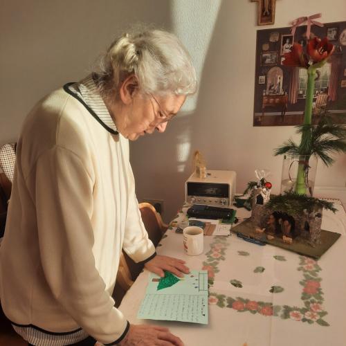 Eine Bewohnerin des Altersheims freut sich über eine Weihnachtskarte