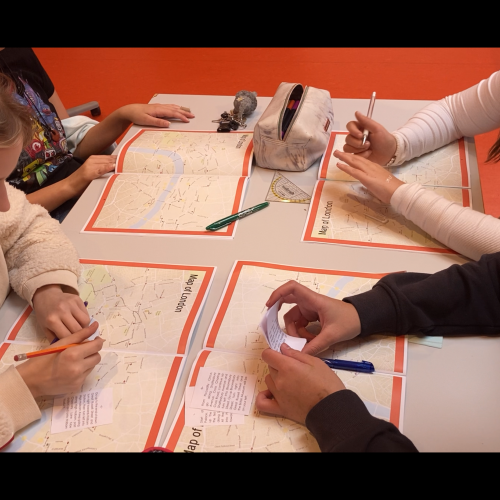 Kinder arbeiten mit der Karte von London