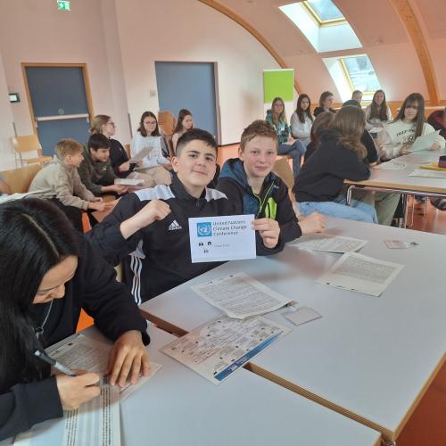 Schülerinnen und Schüler übernehmen ihre Rolle bei der UN-Klimakonferenz.